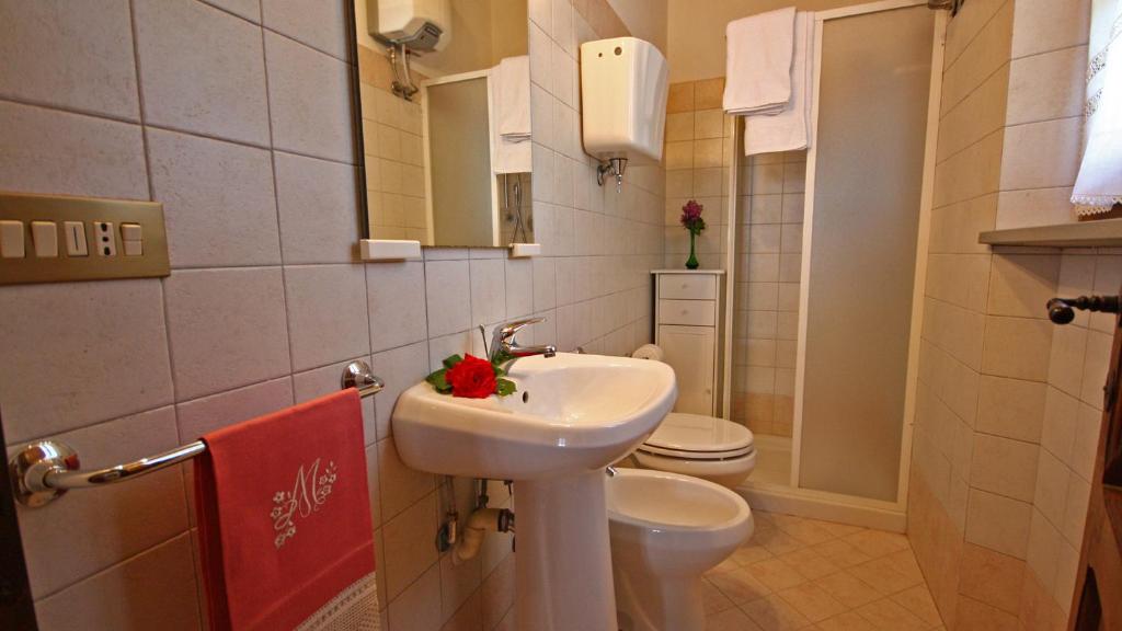 une salle de bain avec un lavabo et des toilettes dans l'établissement Monterzi 4, Emma Villas, à San Giovanni dʼAsso