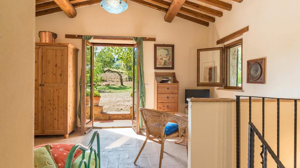 - un salon avec une porte donnant sur un jardin dans l'établissement MULINO DELLA QUERCIA 2&1, Emma Villas, à Cetona