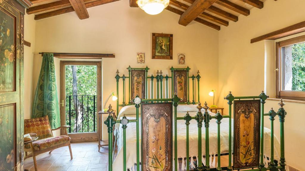 une chambre avec un lit dans une pièce dans l'établissement MULINO DELLA QUERCIA 2&1, Emma Villas, à Cetona