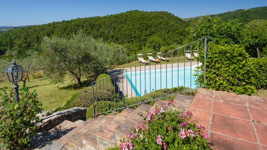 - une piscine avec 2 chaises dans l'établissement Marangole 12, Emma Villas, à Radda in Chianti
