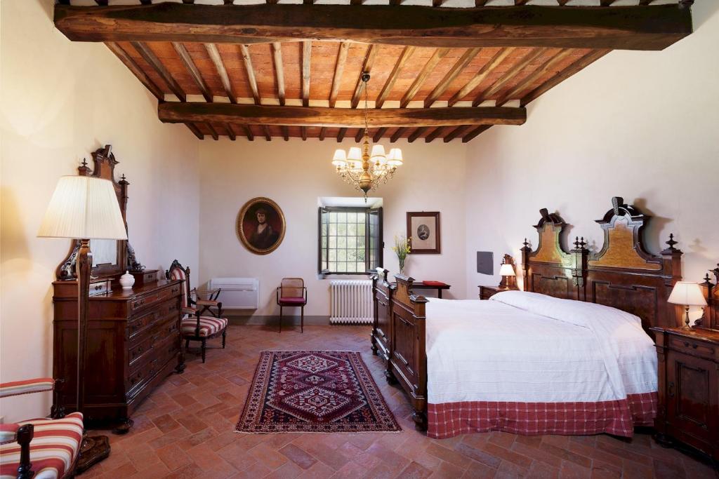 une chambre avec un lit et un plafond en bois dans l'établissement Marangole 12, Emma Villas, à Radda in Chianti 45 autres photos