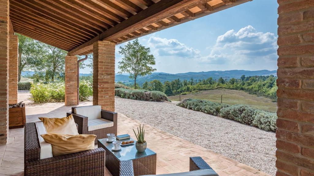 d'une terrasse avec une table et des chaises offrant une vue. dans l'établissement PODERE DI SALCI 10, Emma Villas, à Città della Pieve