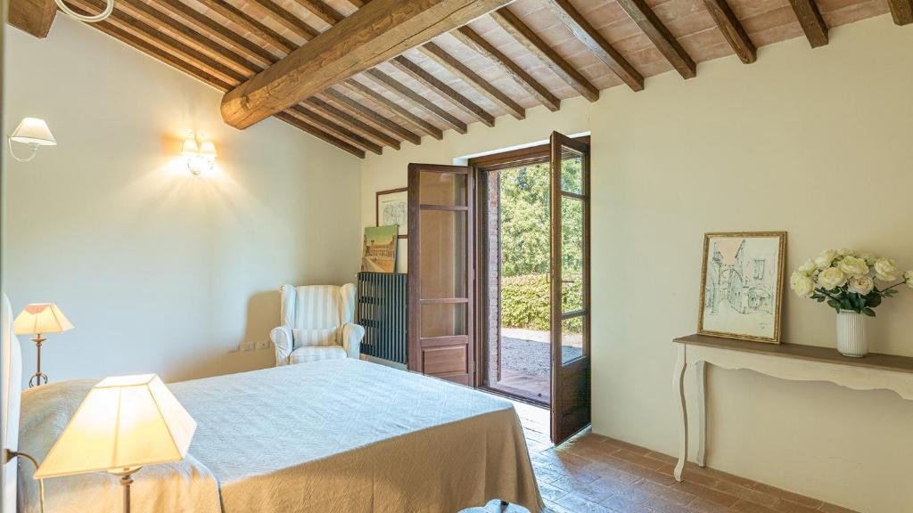 - une chambre avec un lit et une porte donnant sur une terrasse dans l'établissement PODERE DI SALCI 10, Emma Villas, à Città della Pieve 49 autres photos