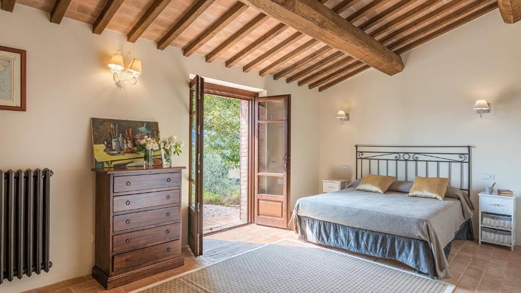 une chambre avec un lit et une commode dans l'établissement PODERE DI SALCI 10, Emma Villas, à Città della Pieve