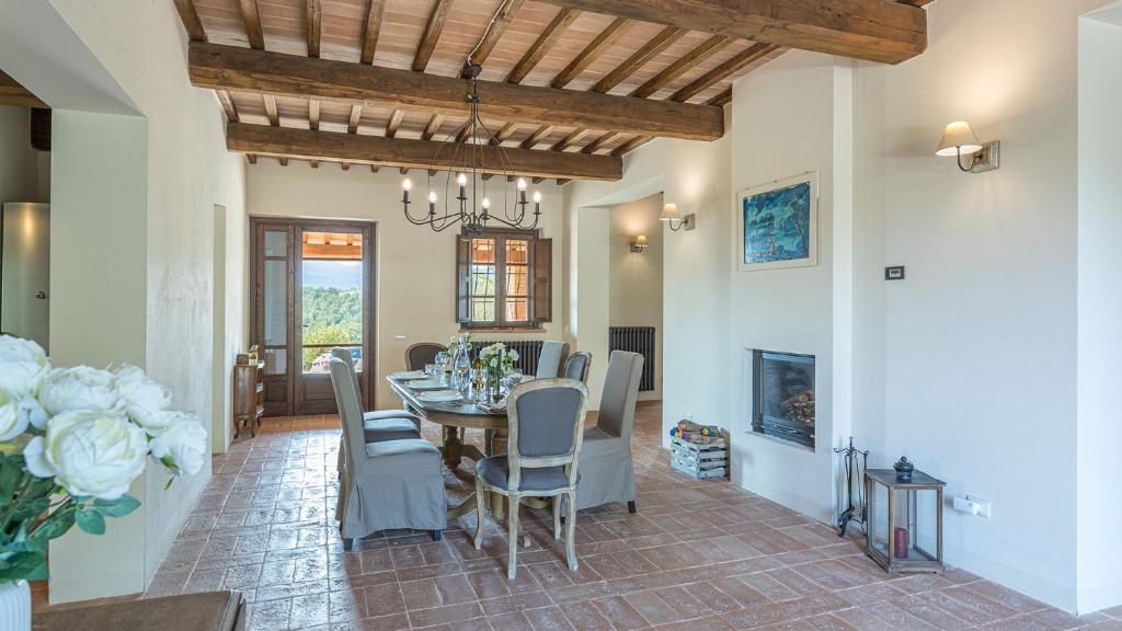 une salle à manger avec une table et des chaises dans l'établissement PODERE DI SALCI 10, Emma Villas, à Città della Pieve