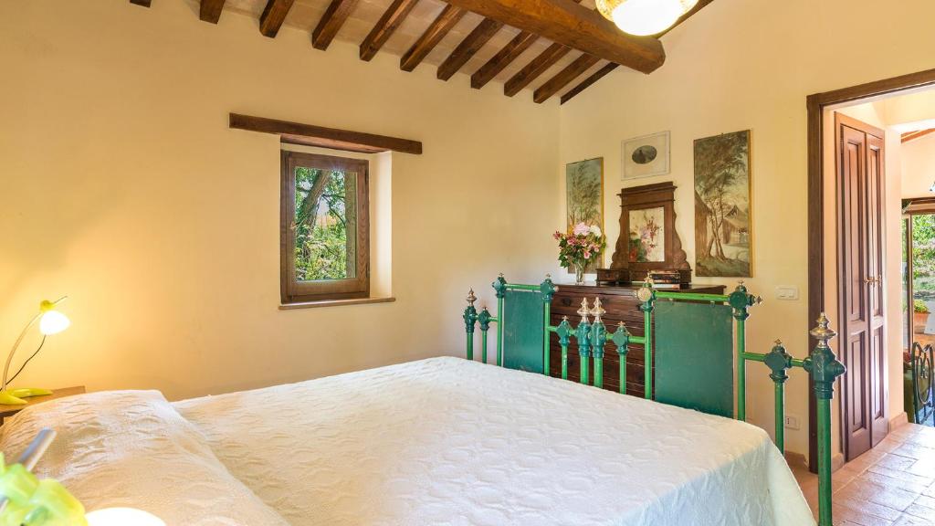 une chambre avec un lit dans une pièce dans l'établissement MULINO DELLA QUERCIA 2&1, Emma Villas, à Cetona