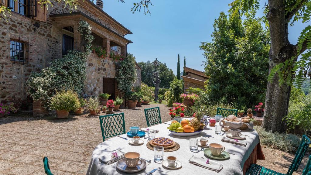 - une table avec une assiette de nourriture sur la terrasse dans l'établissement PODERINO 6, Emma Villas, à Trequanda