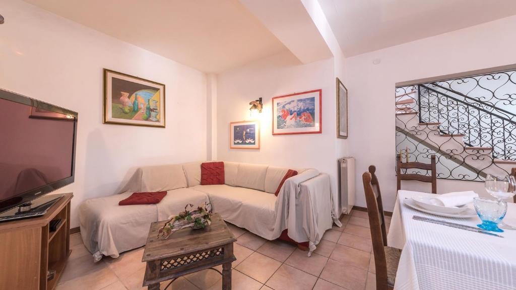 un salon avec un canapé et une télévision dans l'établissement RIPARI DI GIOBBE 6&2, Emma Villas, à Ortona