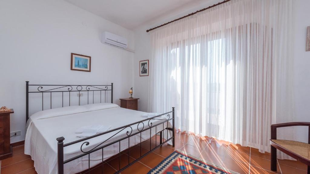 une chambre avec un lit et une grande fenêtre dans l'établissement RIPARI DI GIOBBE 6&2, Emma Villas, à Ortona 26 autres photos