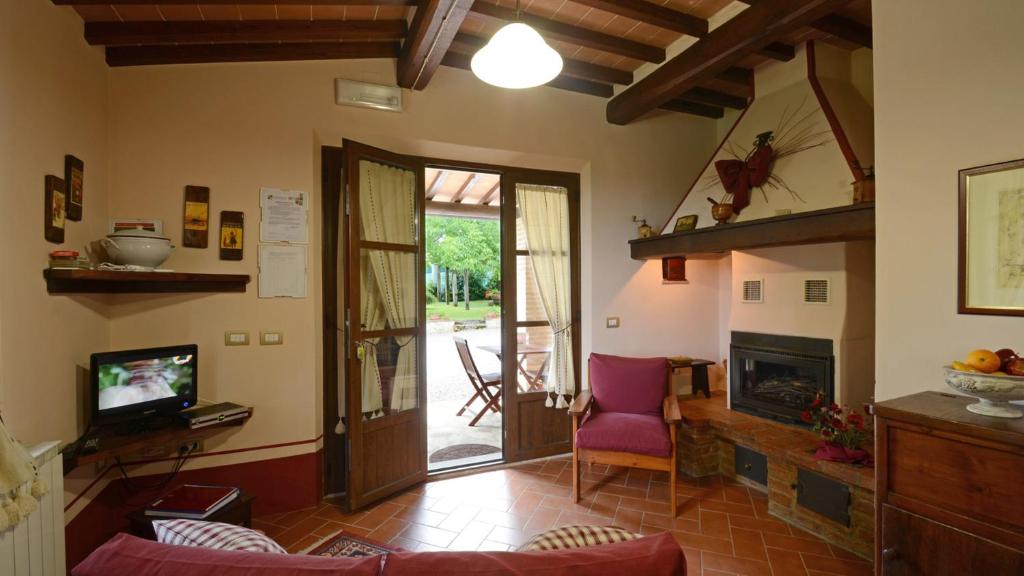 un salon avec un canapé et une cheminée dans l'établissement Sferracavalli 4, Emma Villas, à Sarteano