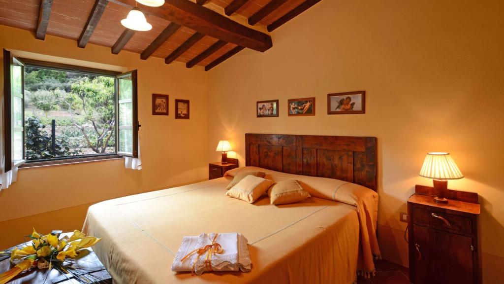 une chambre avec un lit et une fenêtre dans l'établissement Sferracavalli 4, Emma Villas, à Sarteano 24 autres photos