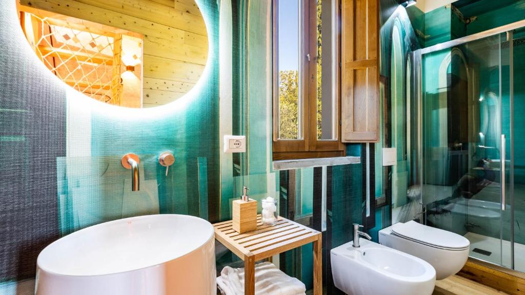 une salle de bain avec une baignoire, des toilettes et un lavabo dans l'établissement TORRE ANGELINA 10&2, Emma Villas, à Montecatini Terme