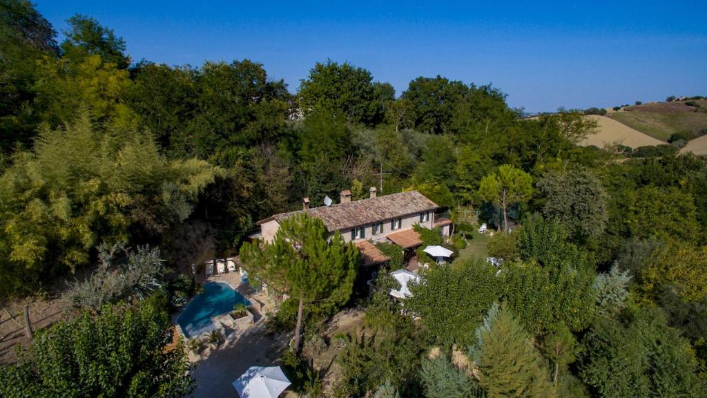 Vue aérienne d'une maison sur une colline avec une rivière dans l'établissement Villa Agave 8, Emma Villas, à Monteciccardo