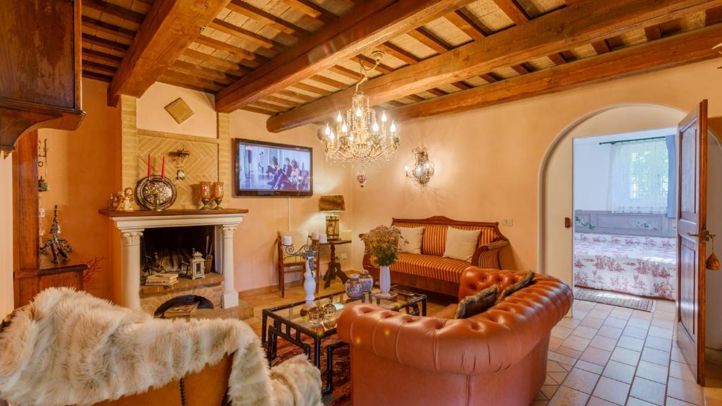 un salon avec un canapé et une cheminée dans l'établissement Villa Agave 8, Emma Villas, à Monteciccardo