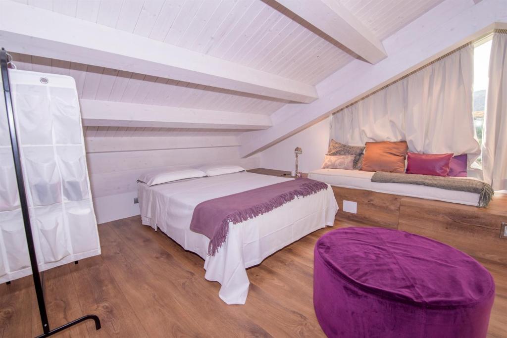 une chambre avec un lit blanc et une fenêtre dans l'établissement Villa Aura 6, Emma Villas, à Giardini Naxos