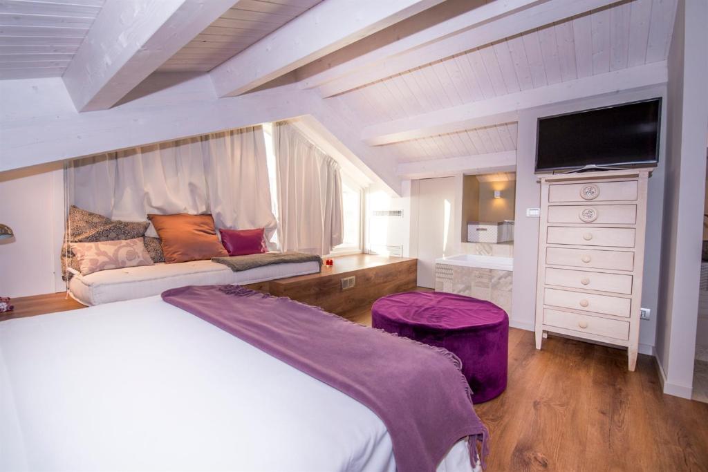 une chambre avec un grand lit et une commode dans l'établissement Villa Aura 6, Emma Villas, à Giardini Naxos 25 autres photos
