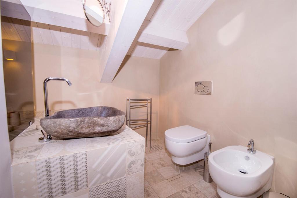 une salle de bain avec un lavabo, une baignoire et des toilettes dans l'établissement Villa Aura 6, Emma Villas, à Giardini Naxos