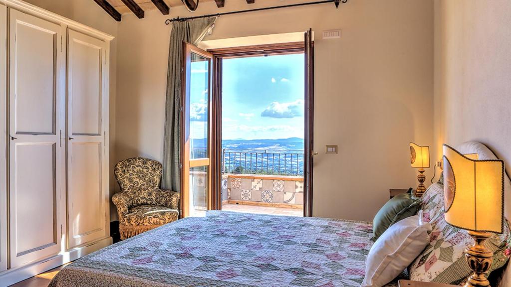 une chambre avec un lit et une grande fenêtre dans l'établissement Villa Bella 8, Emma Villas, à Massa Martana