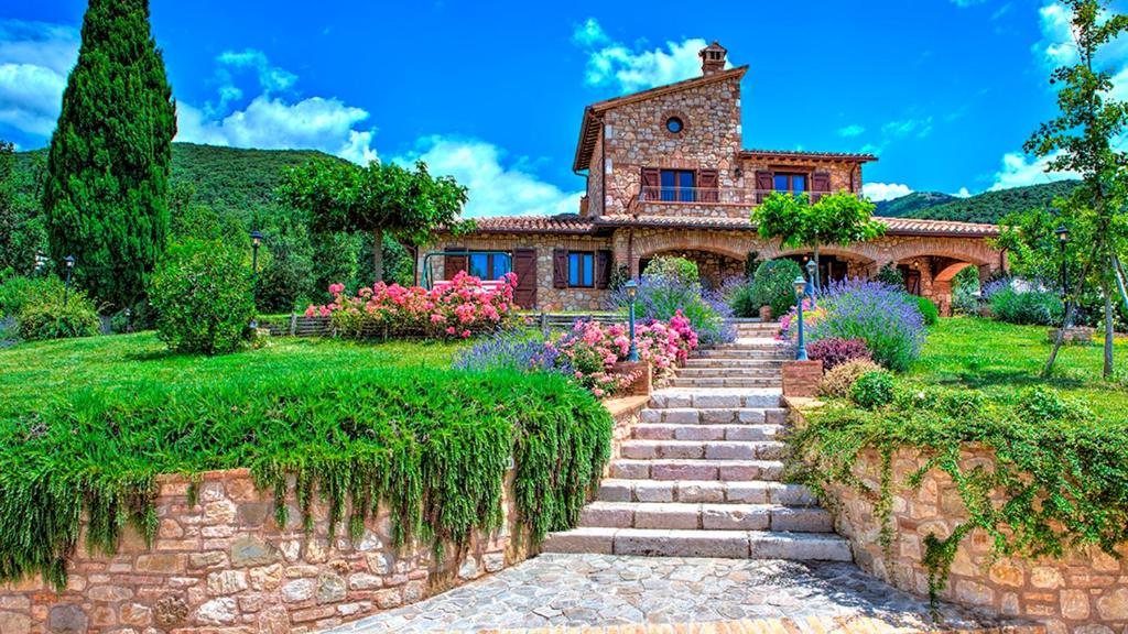 une maison avec un escalier en pierre menant à une maison dans l'établissement Villa Bella 8, Emma Villas, à Massa Martana