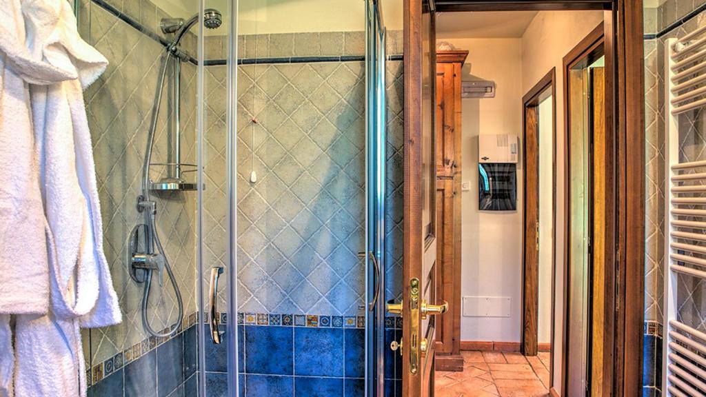 une douche avec une porte vitrée dans une salle de bain dans l'établissement Villa Bella 8, Emma Villas, à Massa Martana