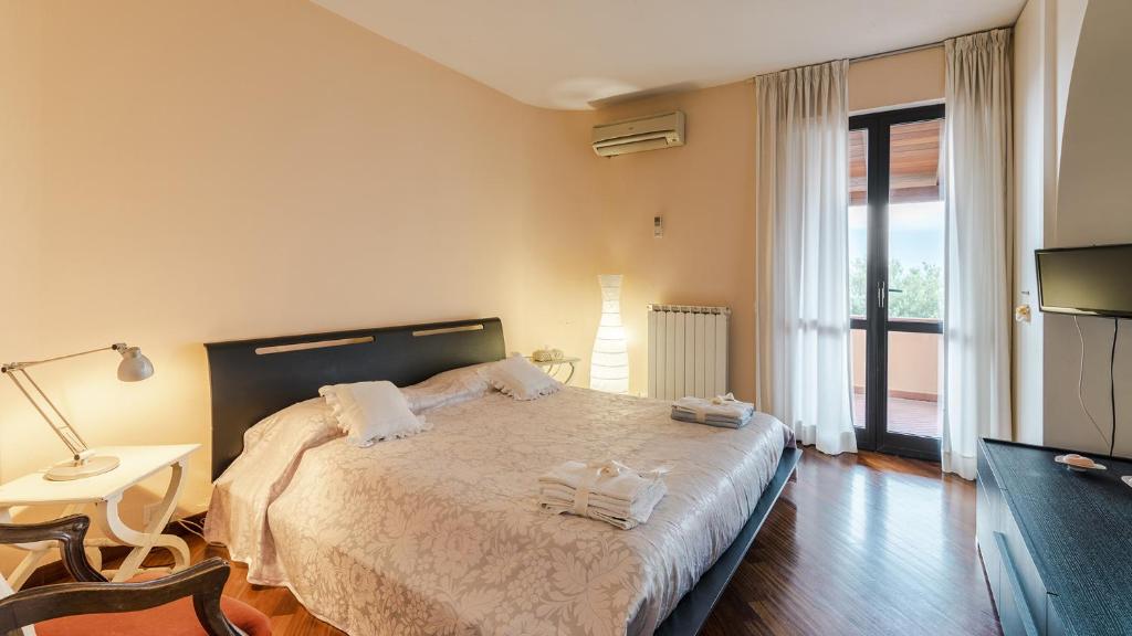 une chambre avec un lit avec des serviettes dessus dans l'établissement VILLA ELDA 6, Emma Villas, à Loano 32 autres photos