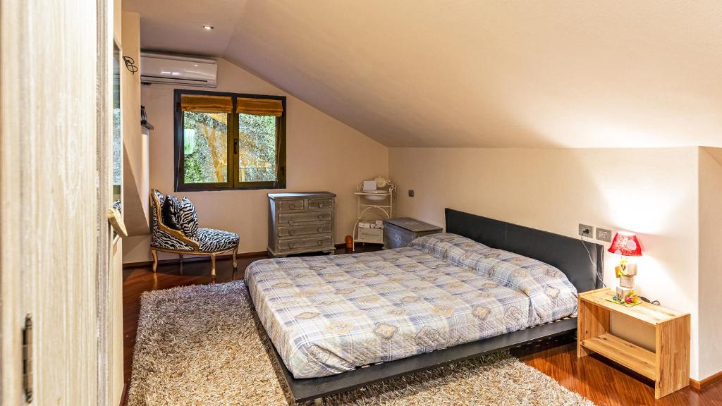 une chambre avec un lit, un bureau et une chaise dans l'établissement VILLA ELDA 6, Emma Villas, à Loano