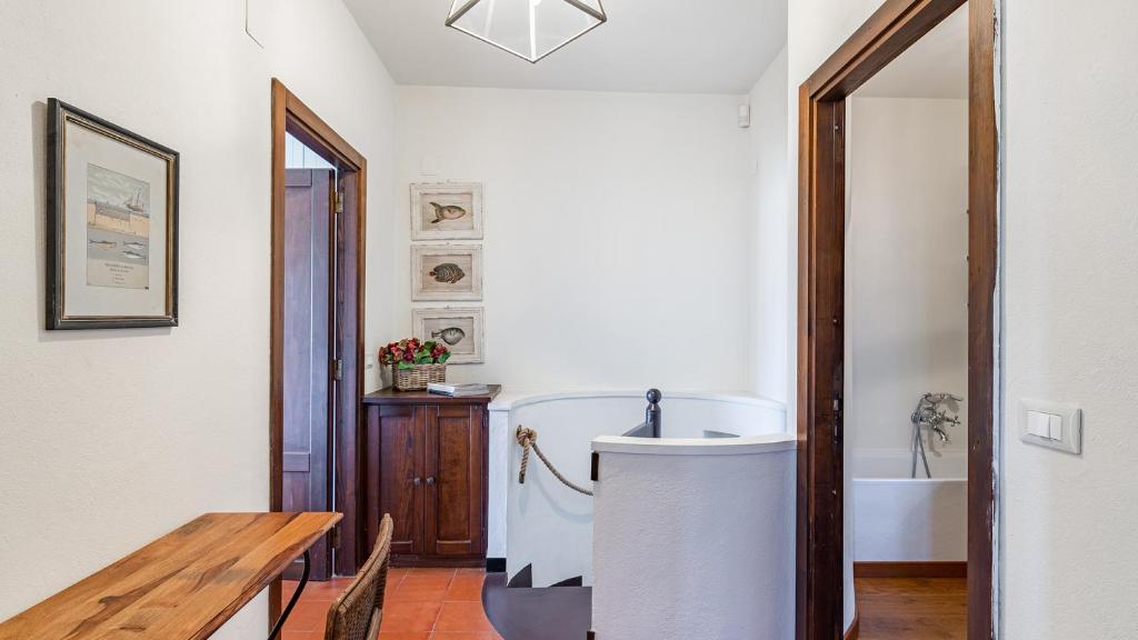 La salle de bains est pourvue d'une table en bois et d'une baignoire. dans l'établissement Villa Baia Blu 12, Emma Villas, à Camogli