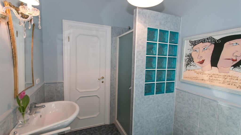 une salle de bain avec une baignoire, un lavabo et un miroir dans l'établissement Villa Ombrosa 8, Emma Villas, à Porano 31 autres photos