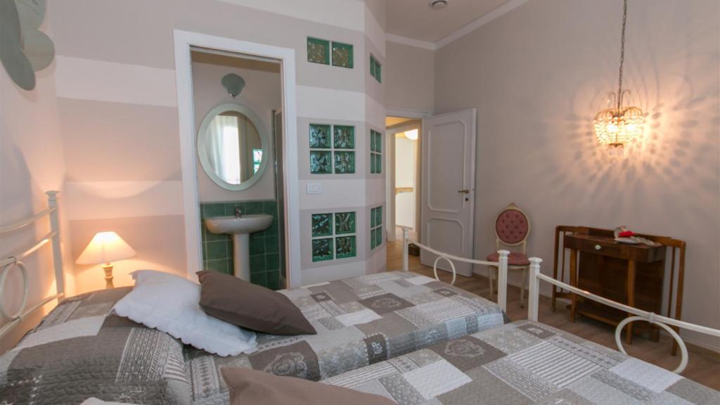 une chambre avec un lit et un miroir dans l'établissement Villa Ombrosa 8, Emma Villas, à Porano