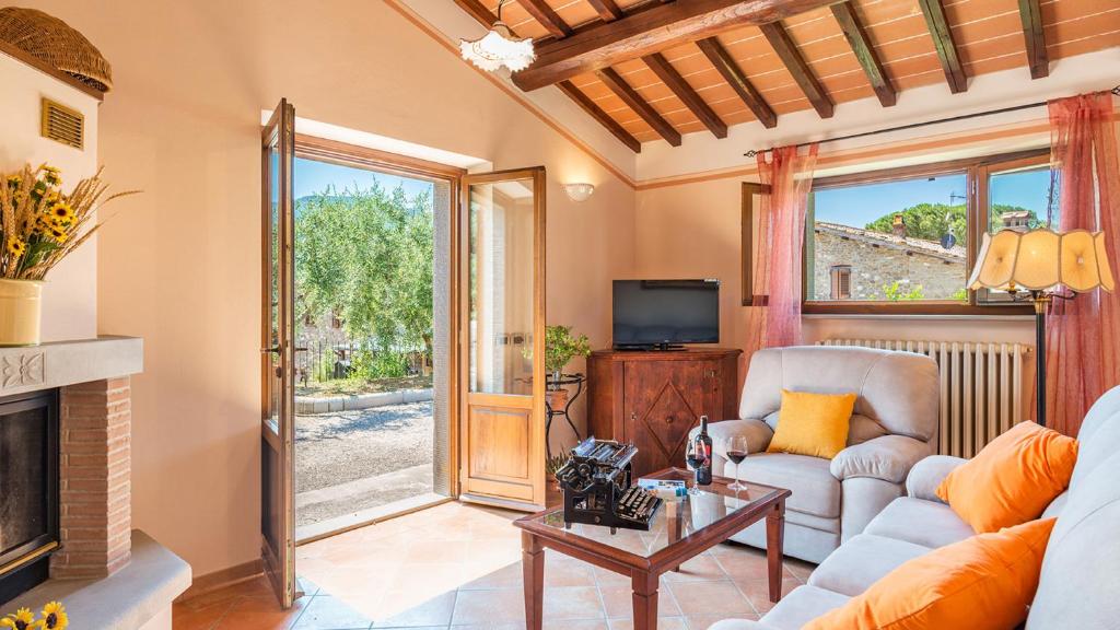 un salon avec un canapé et une télévision dans l'établissement Vinciluna 4, Emma Villas, à Cortone