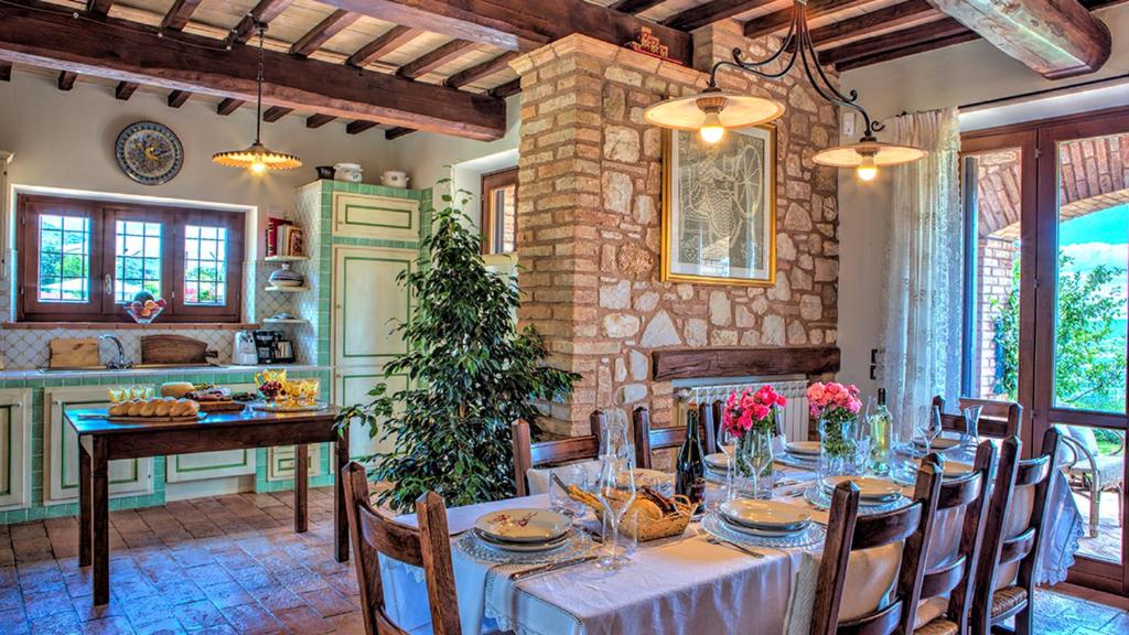 une salle à manger avec une table et une cuisine dans l'établissement Villa Bella 8, Emma Villas, à Massa Martana