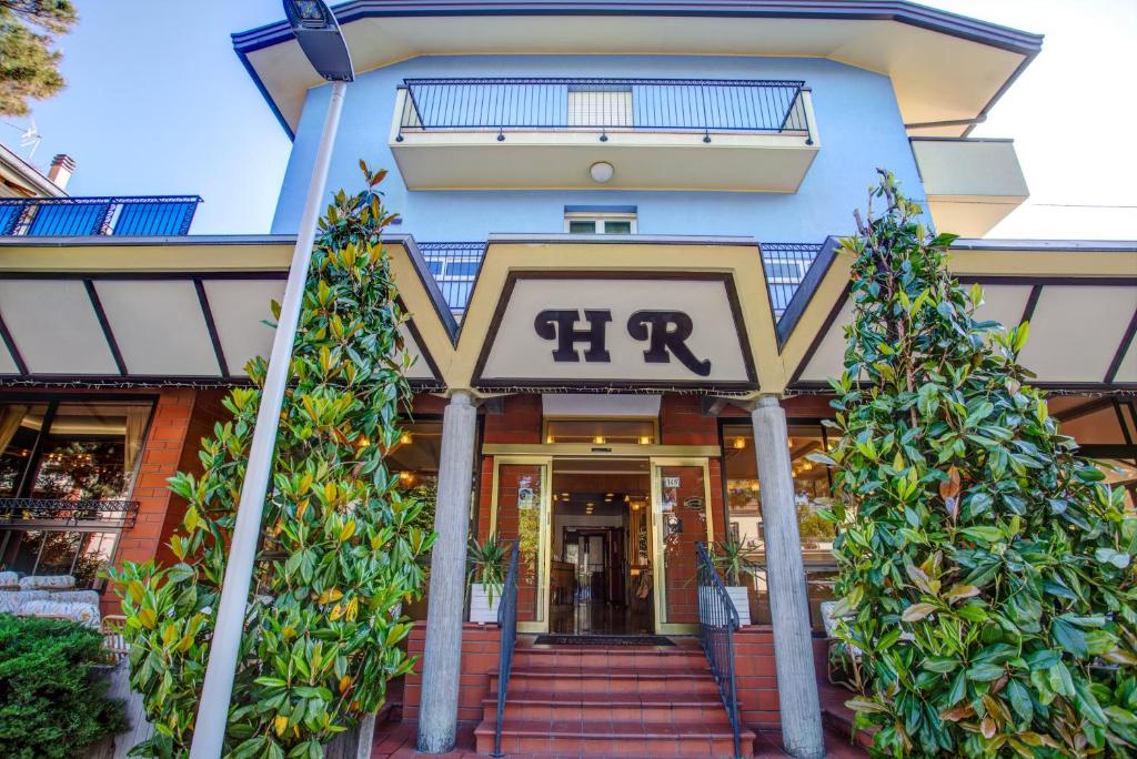 un bâtiment avec un panneau indiquant hrt dans l'établissement Hotel Rosalba - Valentini Family Village, à Bellaria-Igea Marina