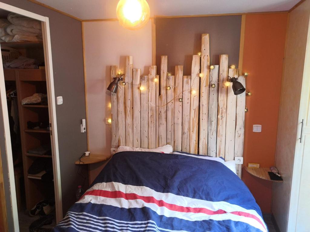 - une chambre avec un lit et une couverture américaine dans l'établissement Mobil Home Golf de Saint Tropez, à La Garde-Freinet