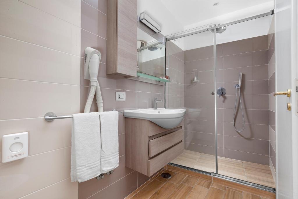 une salle de bain avec un lavabo et une douche dans l'établissement Hotel Vista di Capri, à Massa Lubrense