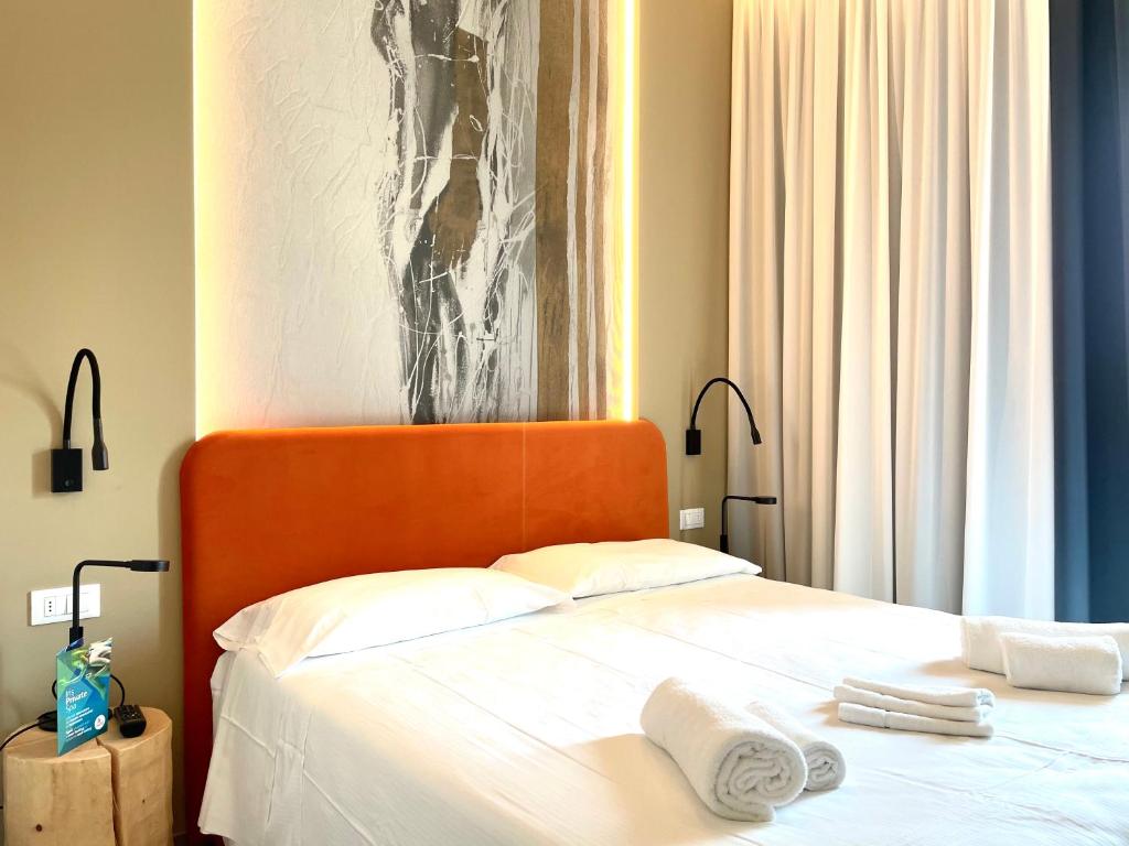 une chambre avec un lit avec deux serviettes dessus dans l'établissement Hotel Iris Jesolo, à Lido di Jesolo