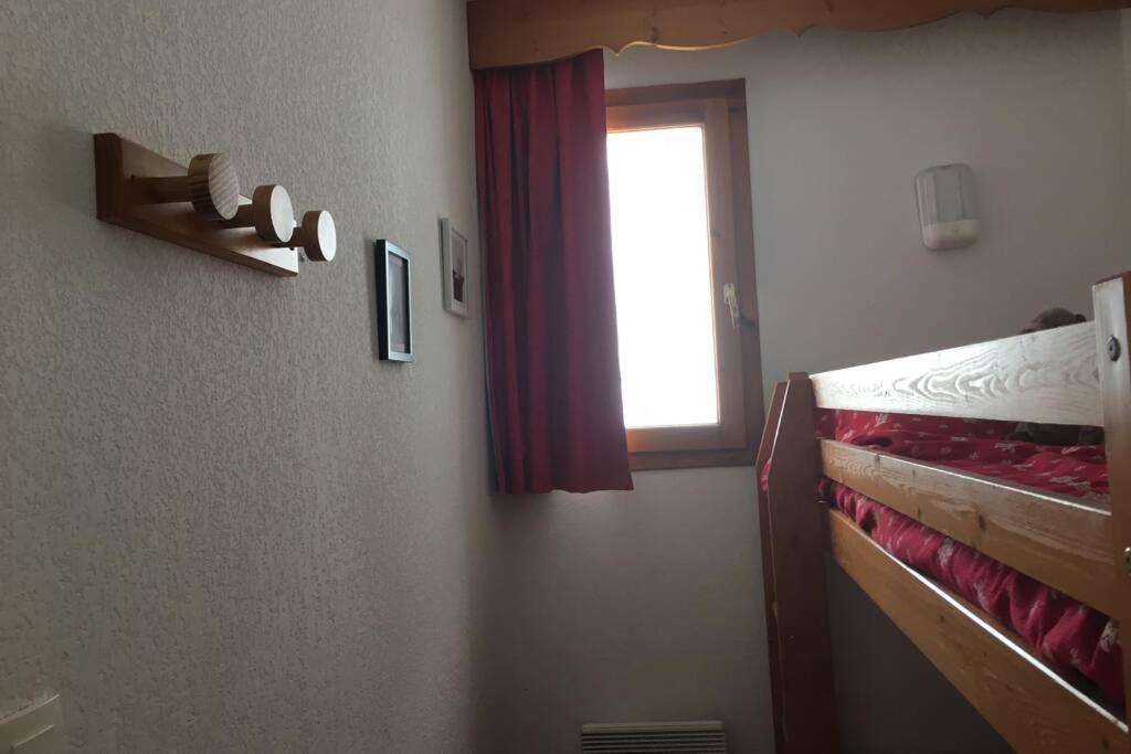 - une chambre avec des lits superposés et une fenêtre dans l'établissement Puy St Vincent 1800 - appt 6 pers - près des pistes, à Puy-Saint-Vincent