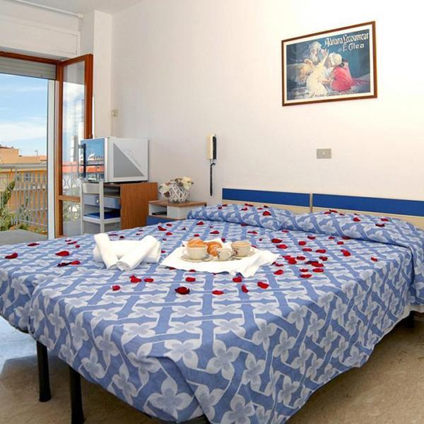 un lit avec des roses rouges en haut dans l'établissement Hotel President, à San Benedetto del Tronto 29 autres photos