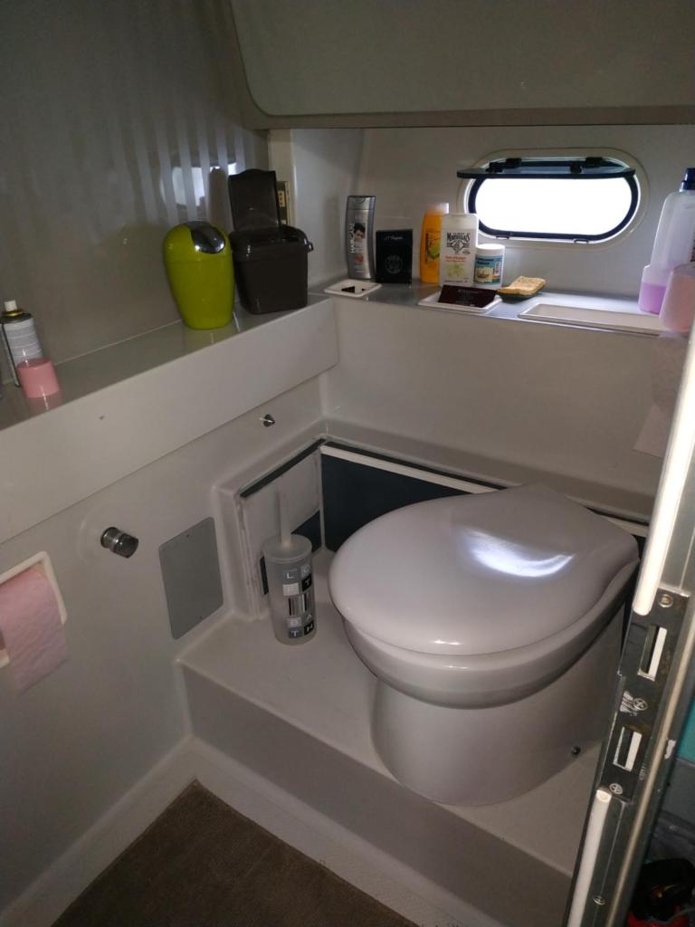 - une petite salle de bains avec toilettes dans un avion dans l'établissement Ferretti 36 ' Bateau à Quai Vieux-Port Cannes Festival La Croisette, à Cannes