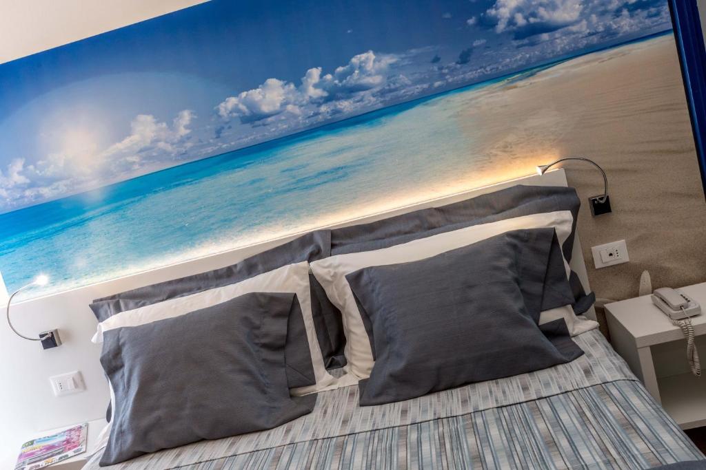 - une chambre ornée d'une peinture murale représentant l'océan dans l'établissement Hotel Wally, à Lido di Jesolo 48 autres photos