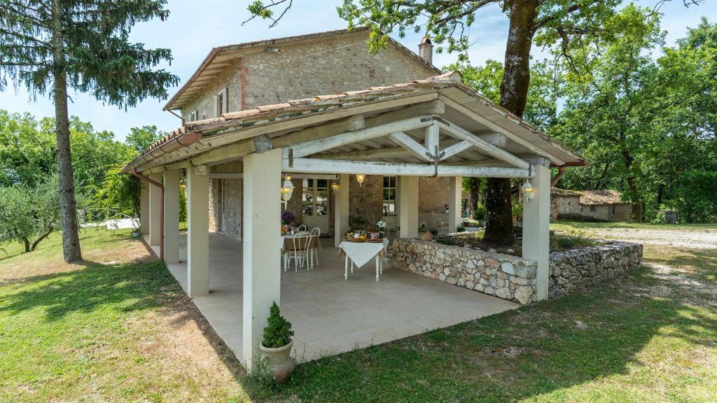 - un pavillon avec une table dans la cour dans l'établissement VILLA LA CORTE 6, Emma Villas, à Montecastrilli