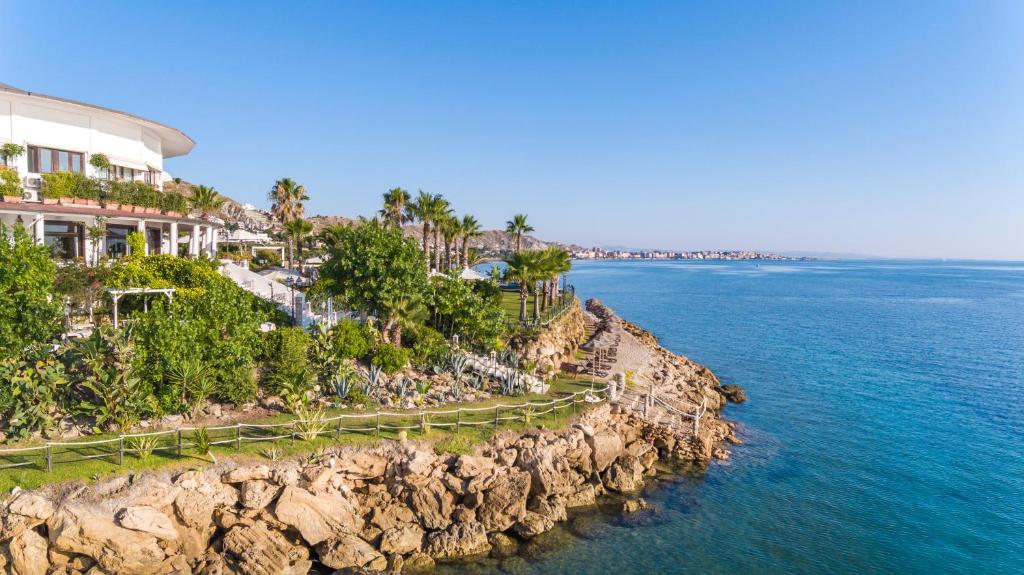 - une vue aérienne sur un complexe avec vue sur l'océan dans l'établissement Hotel Lido degli Scogli, à Crotone