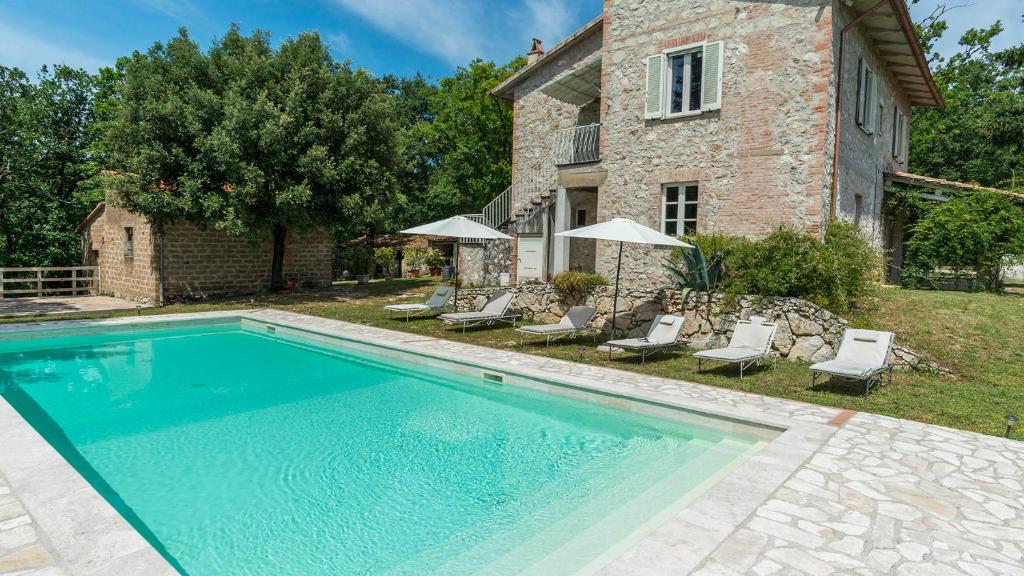 une piscine devant une maison dans l'établissement VILLA LA CORTE 6, Emma Villas, à Montecastrilli