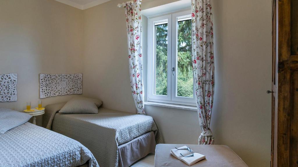 une petite chambre avec deux lits et une fenêtre dans l'établissement VILLA LA CORTE 6, Emma Villas, à Montecastrilli 23 autres photos