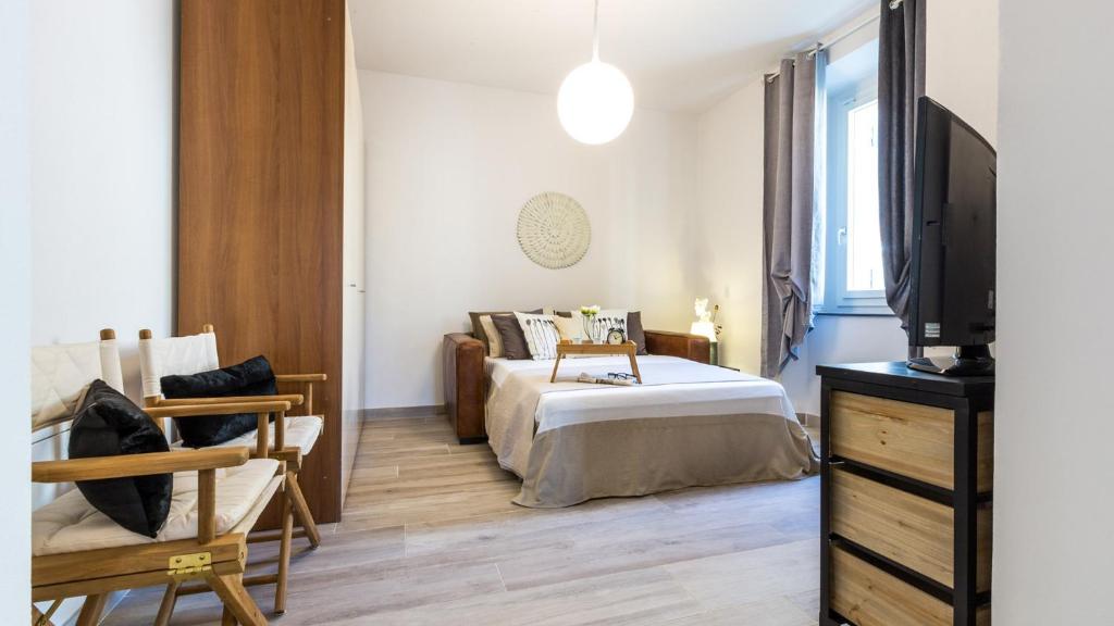 une chambre avec un lit et une télévision à écran plat dans l'établissement Villa Sole Al Molino A Vento 8, Emma Villas, à Rosignano Marittimo 54 autres photos