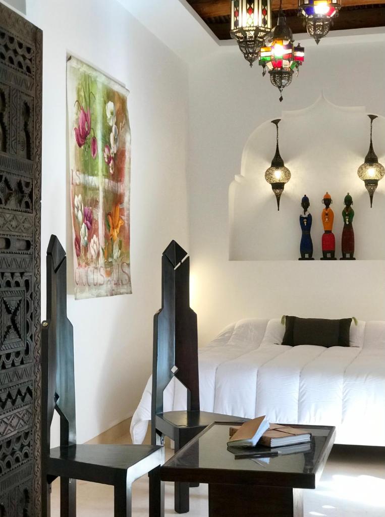 une chambre avec un lit blanc et une table dans l'établissement Riad Zahir, à Marrakech 37 autres photos