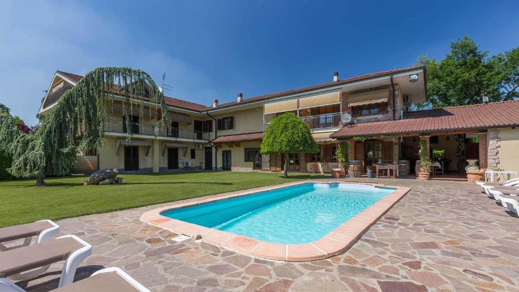 une piscine devant une maison dans l'établissement Villa Miki 10, Emma Villas, à Bruno