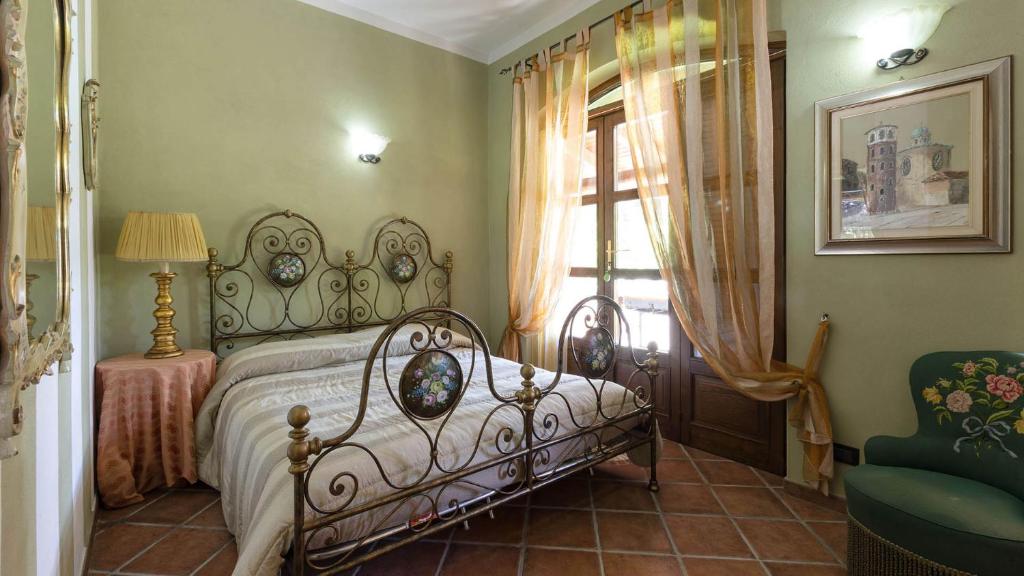 une chambre avec un lit et une fenêtre dans l'établissement Villa Miki 10, Emma Villas, à Bruno