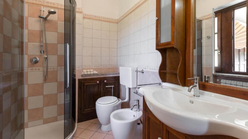 une salle de bain avec un lavabo, des toilettes et une douche dans l'établissement Villa Miki 10, Emma Villas, à Bruno 25 autres photos