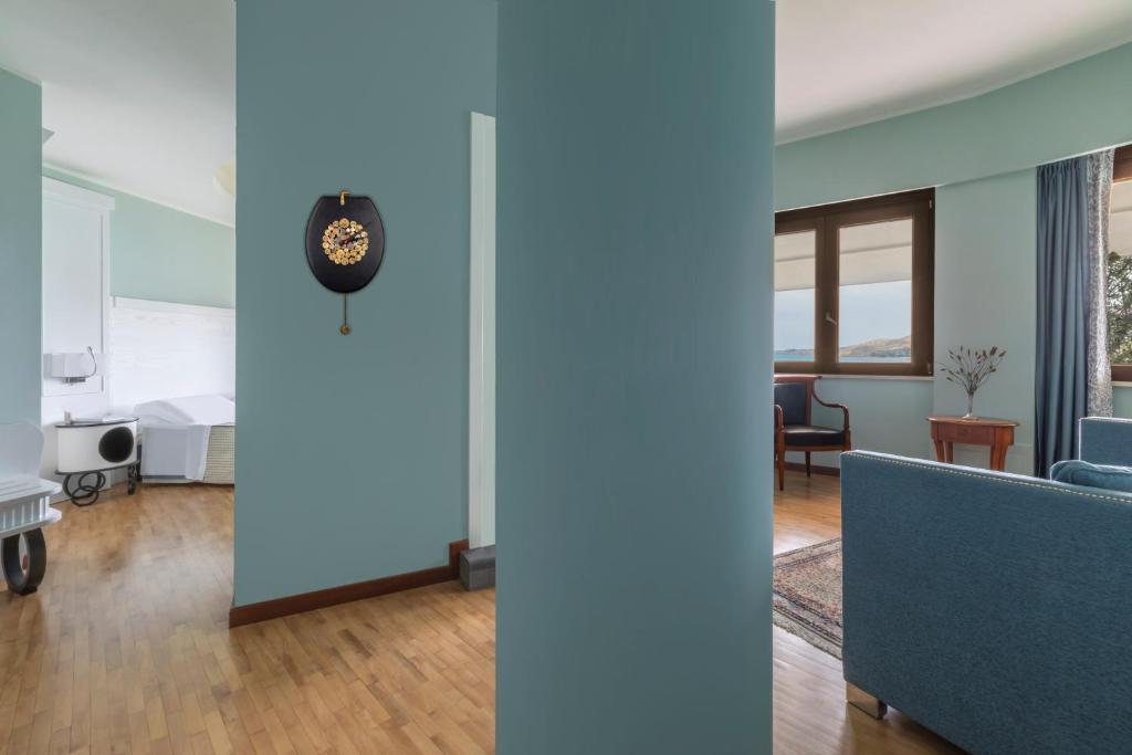 - un salon avec un canapé et une table dans l'établissement Hotel Lido degli Scogli, à Crotone