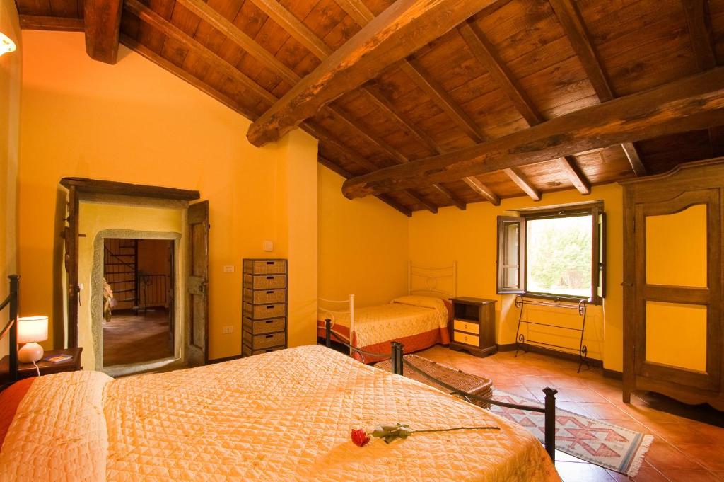 une chambre avec deux lits et un plafond en bois dans l'établissement Il Mulino - beautiful, family-friendly Tuscan villa with fenced pool, à Monterchi 21 autres photos